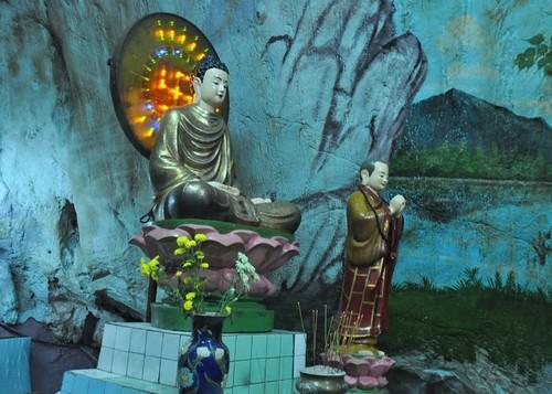 Khu du lịch Hòn Phụ Tử - tượng Phật chùa Hang