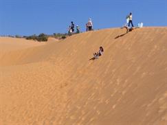 Đồi cát bay Mũi Né - du khách thích thú trượt cát