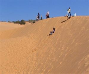 Đồi cát bay Mũi Né - du khách thích thú trượt cát