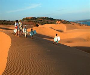 Đồi cát bay Mũi Né hấp dẫn cả du khách quốc tế