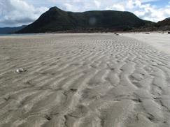 Bãi Đất Dốc Côn Đảo với triền cát chắc mịn