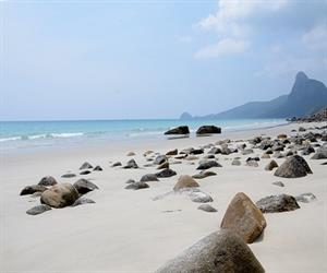Bãi Nhát Côn Đảo với những tảng đá nhấp nhô
