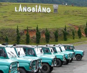 Núi Langbiang - xe jeep đưa khách lên đỉnh