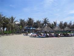 Bãi biển Cửa Đại - nghỉ ngơi thư giãn trong chòi lá