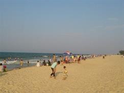 Bãi biển Thuận An trải dài tít tắp
