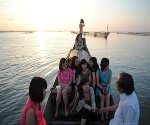 Phá Tam Giang - du khách ngồi thuyền ngoạn cảnh