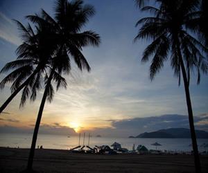 Bãi biển Nha Trang thơ mộng buổi bình minh
