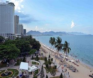 Bãi biển Nha Trang thu hút đông du khách