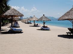Bãi biển Nha Trang - du khách thư giãn dưới chòi lá