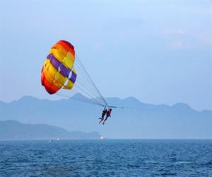 Bãi biển Nha Trang - chơi canô kéo dù bay