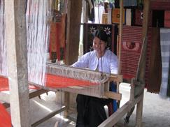 Muong girl brocade weaving