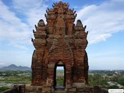 Tháp Pôklông Garai đẹp nhất còn lại ở Việt Nam