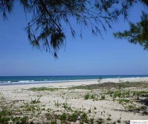 Bãi biển Mỹ Khê Quảng Ngãi còn đậm nét hoang sơ