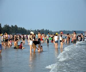 Bãi biển Trà Cổ vào mùa du lịch hè