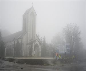 Nhà thờ đá Sapa ẩn hiện trong màn sương