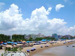 Bãi biển Sầm Sơn cùng mây trắng trời xanh