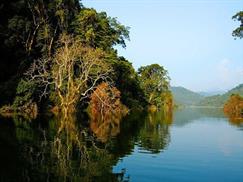 Hồ Na Hang phẳng lặng như gương