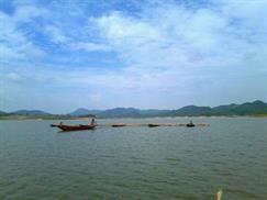 Hồ Cấm Sơn - ngư dân đánh cá