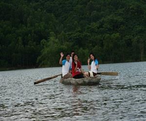 Hồ Cấm Sơn - chèo thuyền ngoạn cảnh