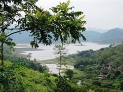 Hồ Cấm Sơn với bản làng dân tộc
