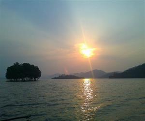 Hồ Cấm Sơn - hoàng hôn lãng mạn