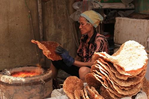 Nghề bánh đa ở làng Thổ Hà - nướng bánh