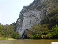 Động Puông hồ Ba Bể - cửa vào