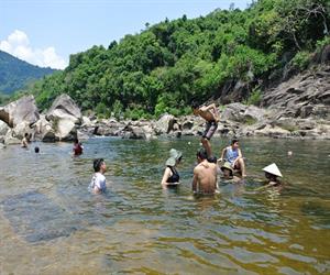 Hầm Hô Bình Định - du khách tắm suối