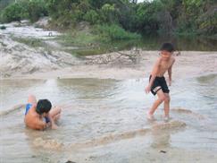 Suối nước nóng Hội Vân - trẻ em vui đùa