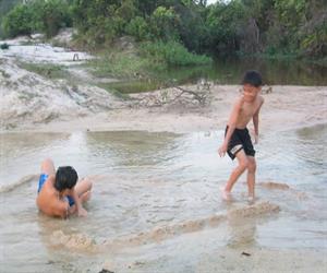 Suối nước nóng Hội Vân - trẻ em vui đùa