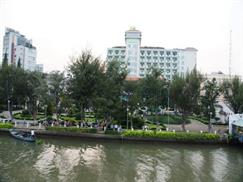 Bến Ninh Kiều - công viên nhìn từ sông