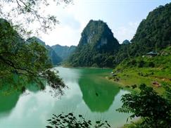 Hồ Thang Hen - non xanh nước biếc