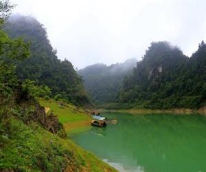 Hồ Thang Hen - đi thuyền ngoạn cảnh