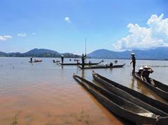 Hồ Lắk - chèo thuyền độc mộc