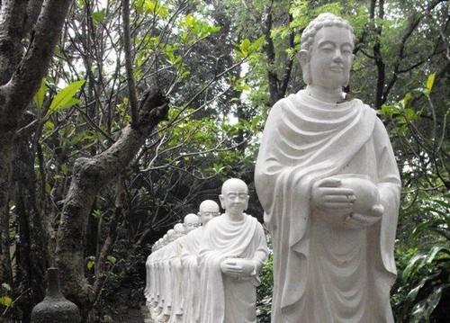 Chùa Bửu Phong - hàng tượng Phật bằng đá trắng