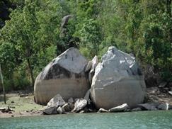 Hồ Ayun Hạ - đôi đá với dáng hình kỳ thú