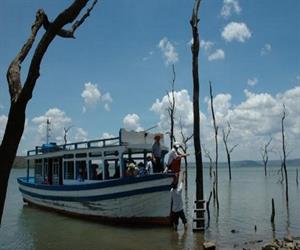 Hồ Ayun Hạ - tàu du lịch đưa khách đi tham quan