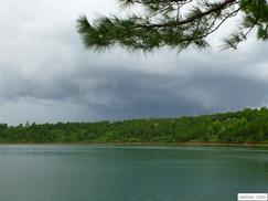 Biển hồ Tơ Nưng một chiều mưa