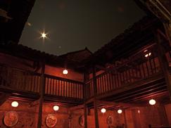 Cà phê phố cổ Đồng Văn sáng cùng ánh trăng