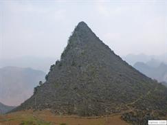 Cao nguyên đá Đồng Văn - núi đá hình kim tự tháp
