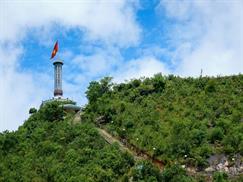 Cột cờ Lũng Cũ tọa lạc trên đỉnh núi Rồng