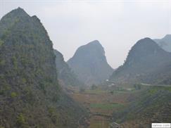 Đèo Mã Pí Lèng len qua núi đá
