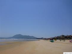 Bãi biển Thiên Cầm với triền cát mịn trải dài