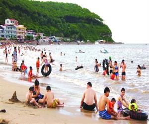 Bãi biển Đồ Sơn - du khách tắm mát