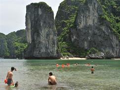 Vịnh Lan Hạ - du khách tắm biển