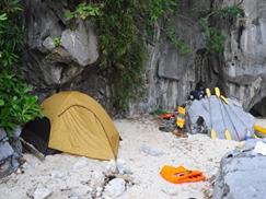Vịnh Lan Hạ - cắm trại trên bãi biển