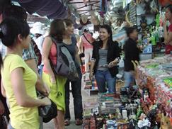 Chợ Đông Ba hút khách du lịch trong và ngoài nước
