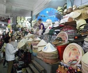 Chợ Đông Ba - gian hàng nón lá bài thơ