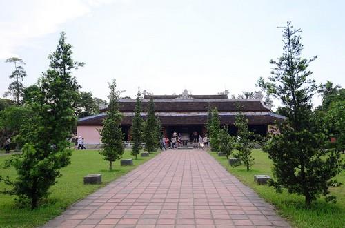 Chùa Thiên Mụ - điện Đại Hùng đón khách tham quan