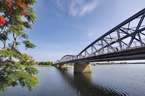 Cầu Trường Tiền bắc qua sông Hương thơ mộng